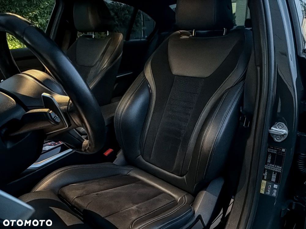 BMW Seria 3 330e M Sport - 29