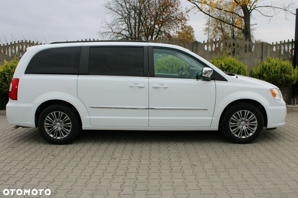 Chrysler Town & Country - 5