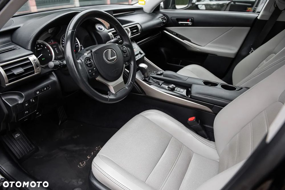 Lexus IS 300h Executive Line - 15
