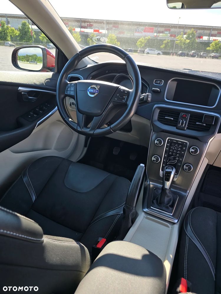 Volvo V40 T2 Drive-E Momentum - 16