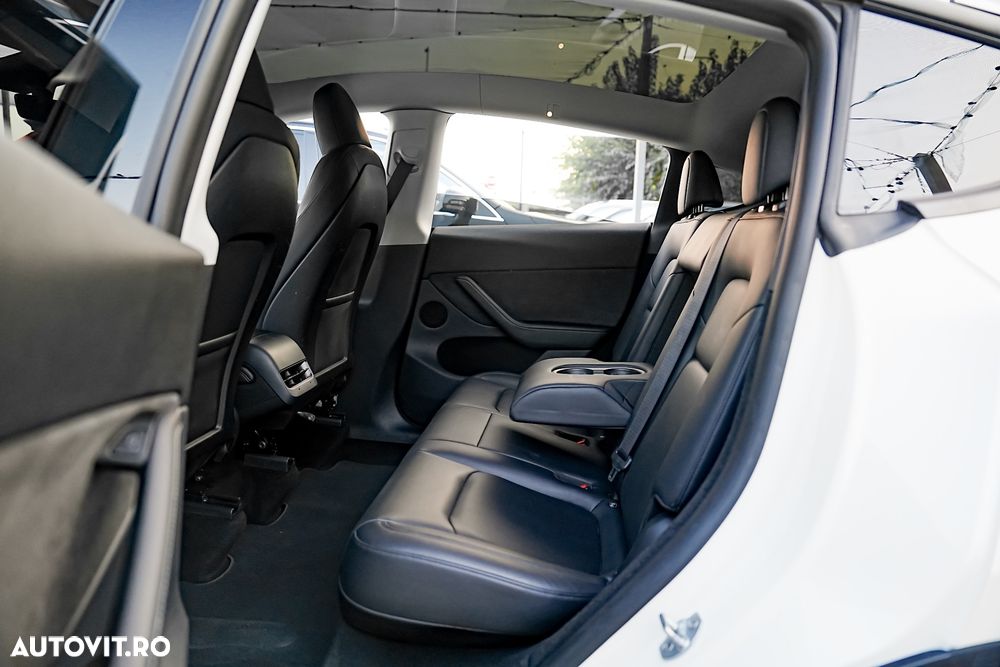 Tesla Model Y - 12