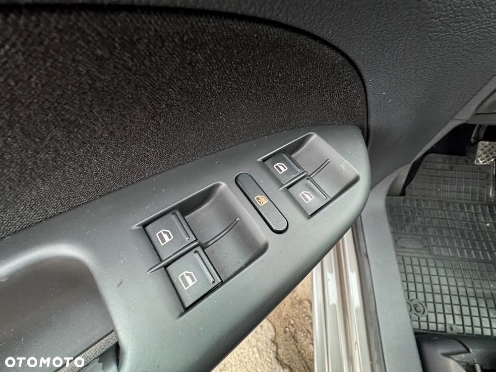 Volkswagen Touran 2.0 TDI Highline - 28