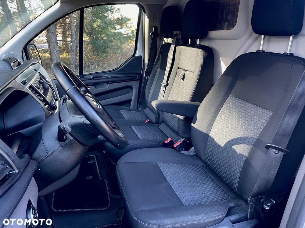 Ford Transit Custom Van - 10