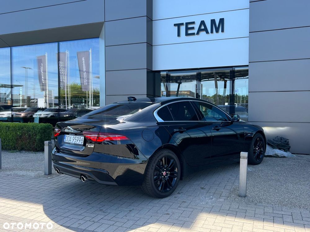 Jaguar XE - 10