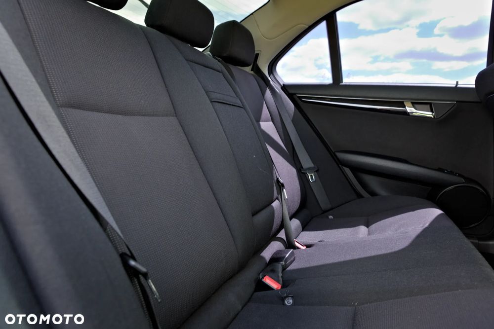 Mercedes-Benz Klasa C 180 CGI Automatik BlueEFFICIENCY - 35