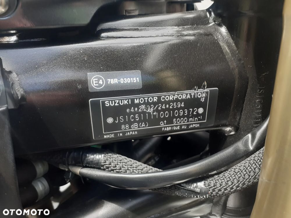 Suzuki GSR - 28