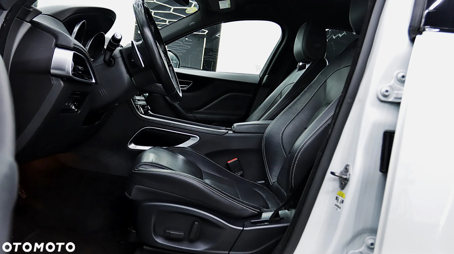 Jaguar F-Pace 20d AWD R-Sport - 16