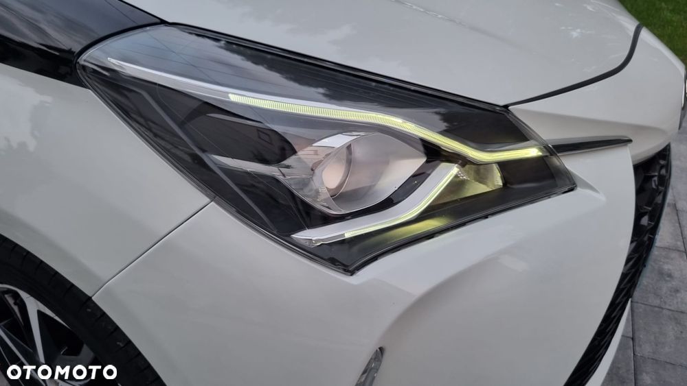 Toyota Yaris Hybrid 100 Selection Platinum - 25