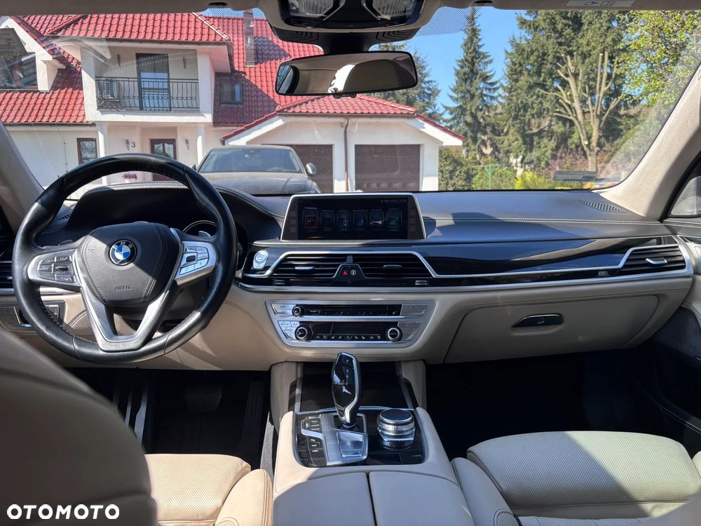BMW Seria 7 750i xDrive - 11