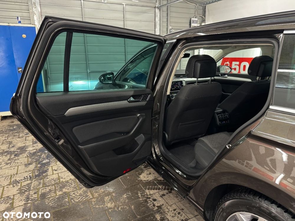 Volkswagen Passat - 32