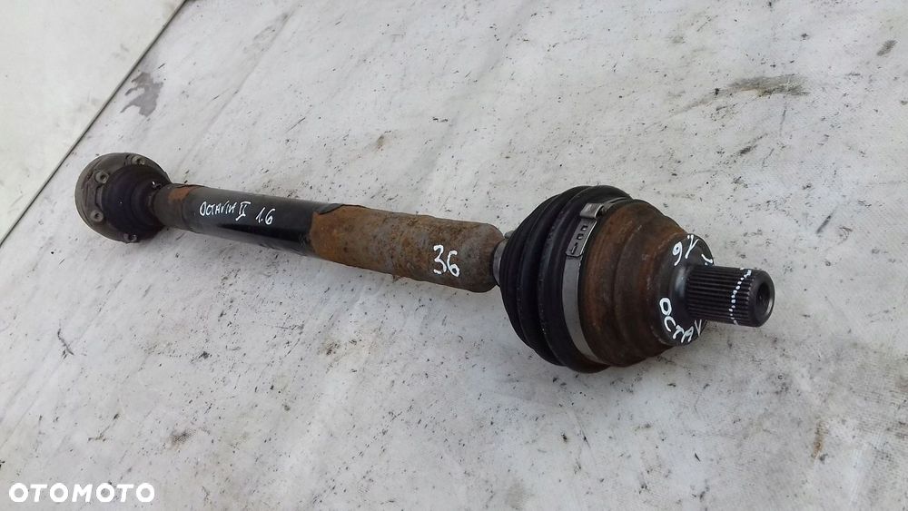 PÓŁOŚ PRAWA DŁUGA SKODA OCTAVIA II 2 1.6 8V 04- - 2