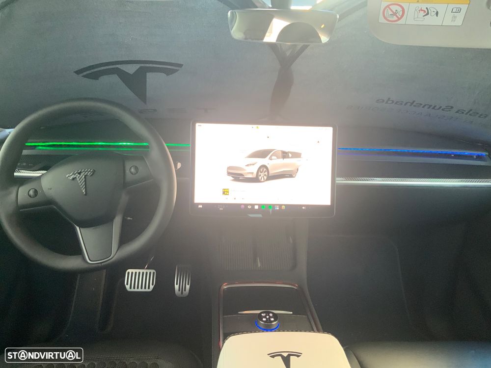 Tesla Model Y - 12