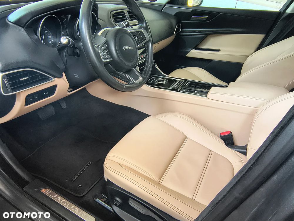 Jaguar XE 2.0 D AWD Prestige - 2