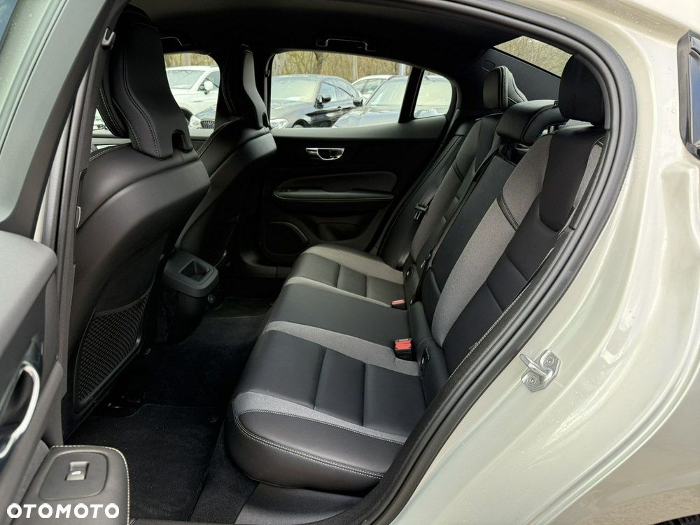 Volvo S60 B4 B R-Design - 24