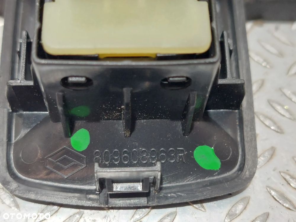 PRZEŁĄCZNIK SZYB PRAWY PRZÓD RENAULT TRAFIC III 3 R2016 NR 809608963R - 2