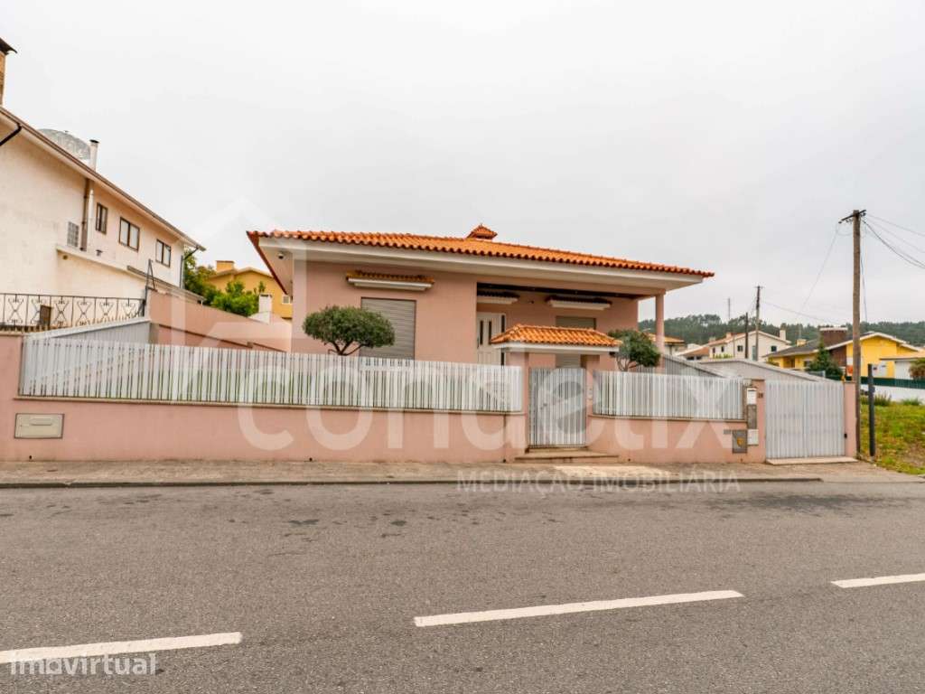 Moradia Térrea T4 de 4 Frentes em Santa Maria da Feira - Grande imagem: 4/60