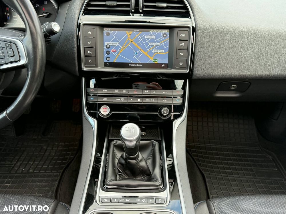 Jaguar XE 2.0 R-Sport - 10