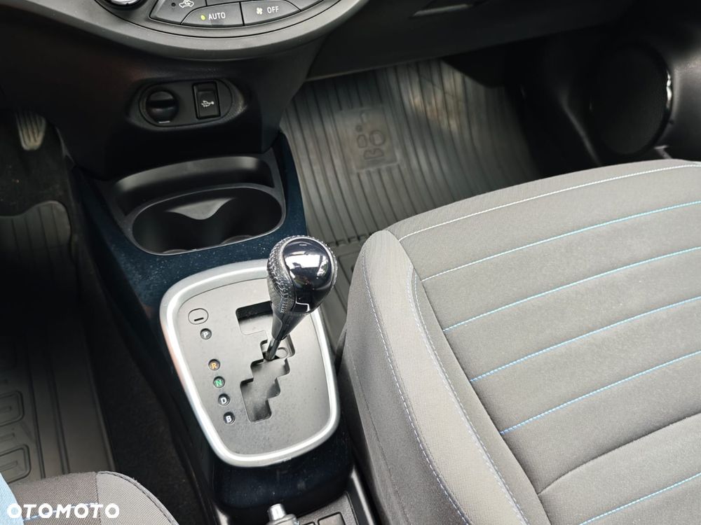 Toyota Yaris Hybrid 100 Selection Platinum - 22