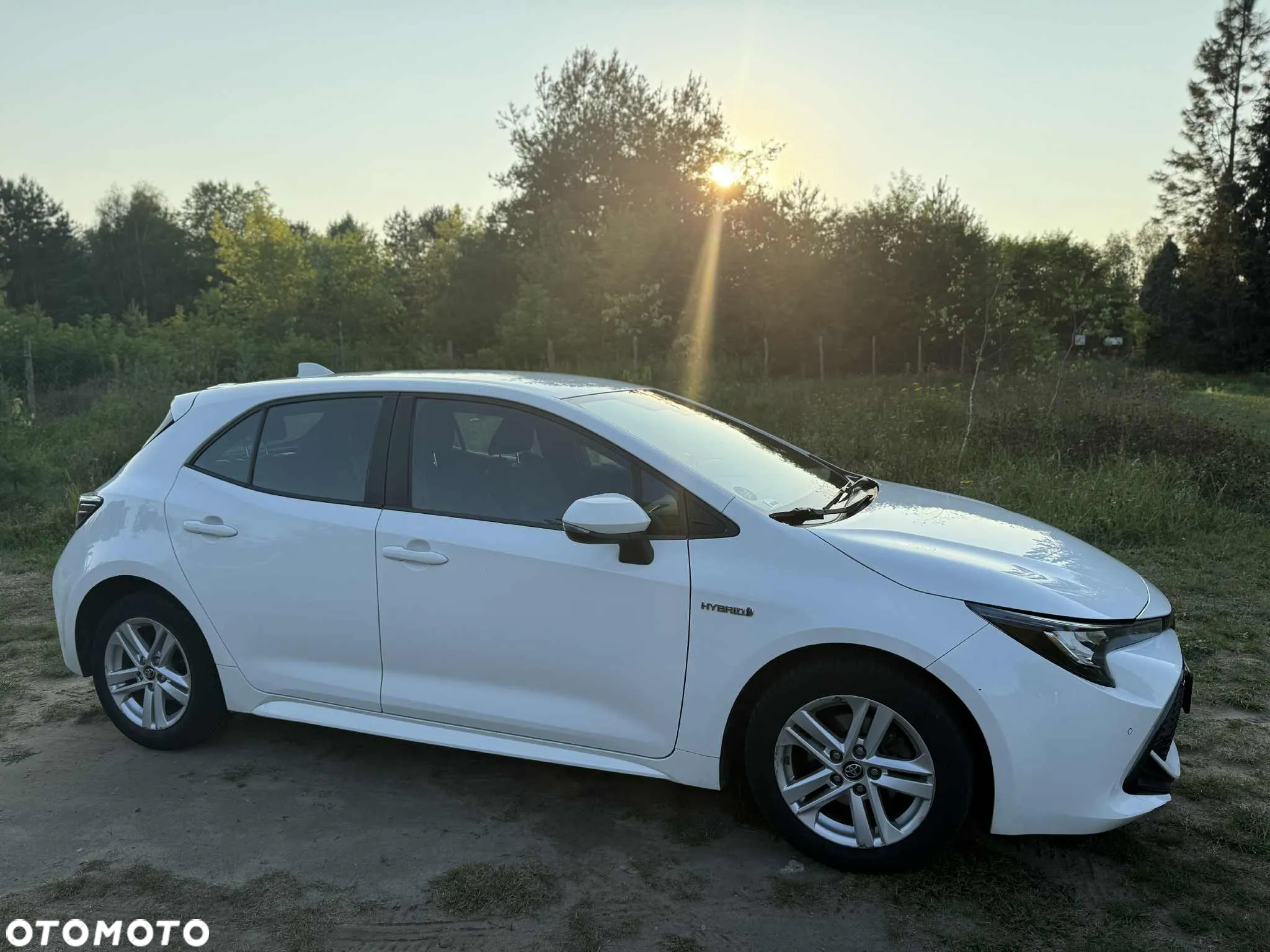 Toyota Corolla ver-1-8-hybrid-active - 8
