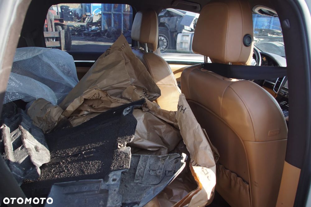 Auto na części - Porsche Cayenne II 3.0 D 239 KM CASA A5904 LR9A 2011R Silnik Skrzynia Drzwi Klapa Błotnik Lampa Lusterko Szyba Klamka Deska Kokpit Sterownik Moduł Czujnik Licznik Kierownica Wyświetlacz Panel - 16