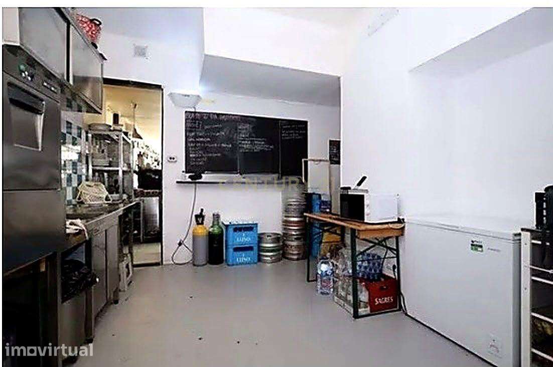 Espaço comercial em edifício reabilitado em frente ao Panteão Nacional - Grande imagem: 2/5