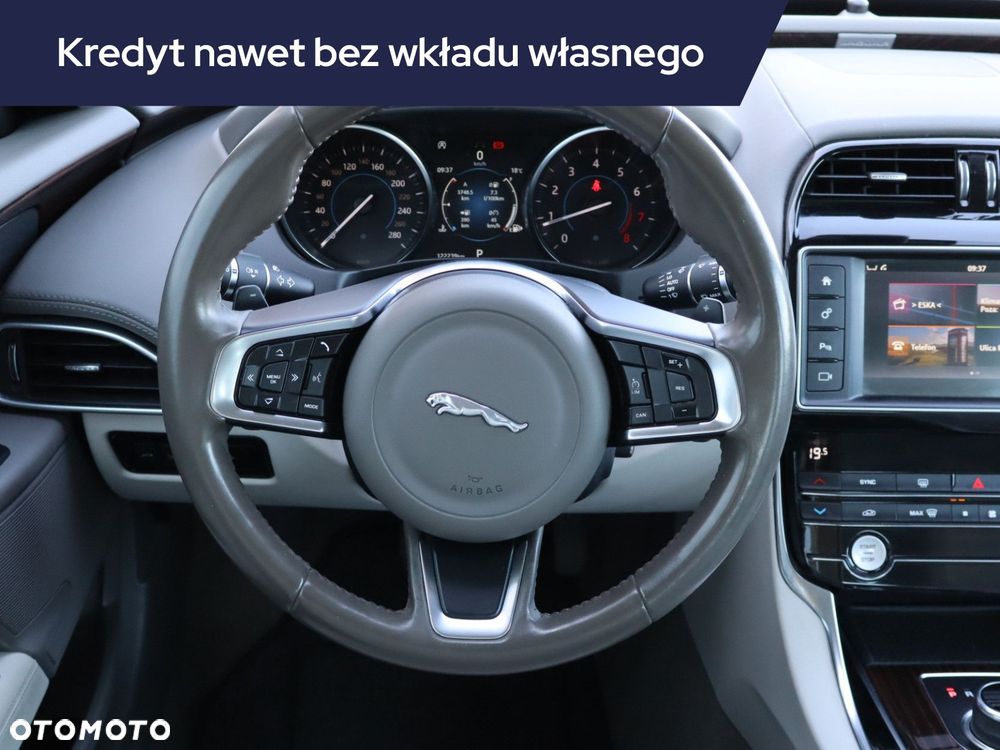 Jaguar XE - 19