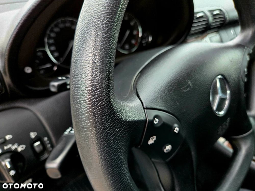 Mercedes-Benz Klasa C 180 Kompressor Classic Sport Edition - 26