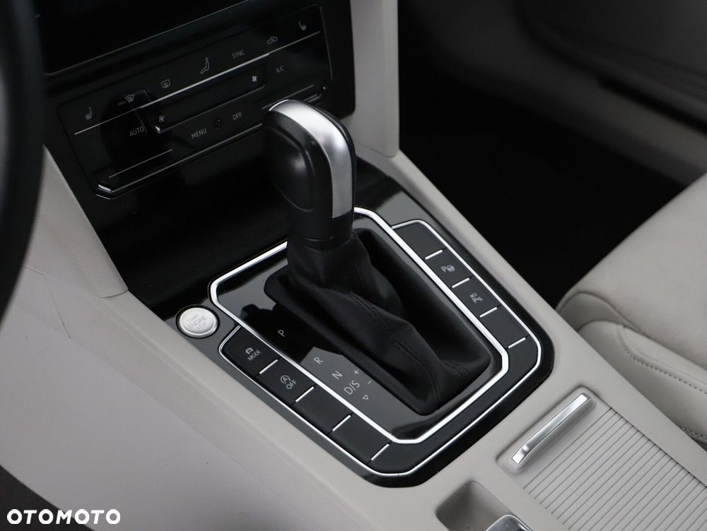 Volkswagen Passat Variant 2.0 TDI Elegance DSG - 22