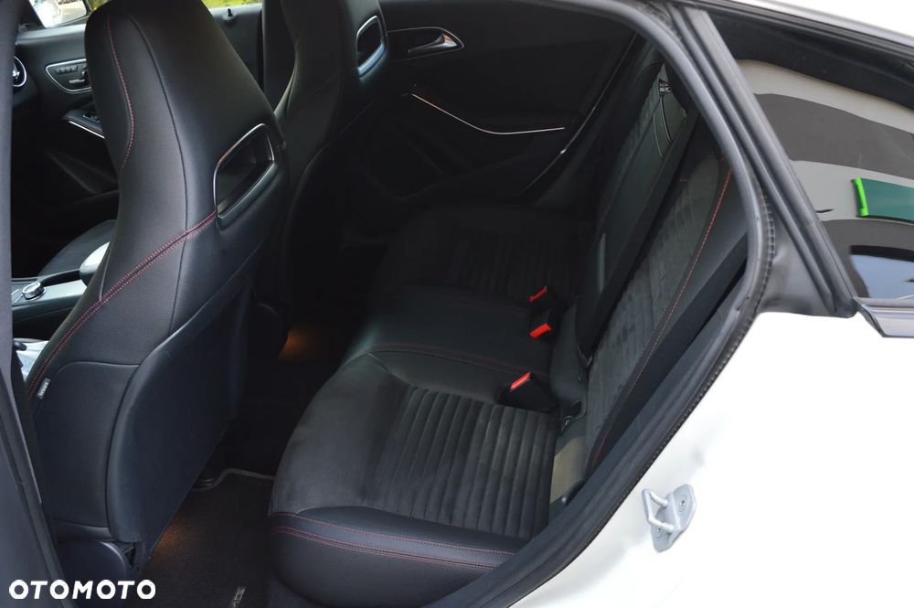 Mercedes-Benz CLA 250 4-Matic AMG Line - 24