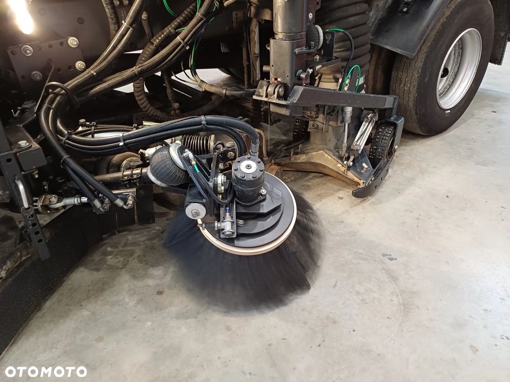 Renault D12 Zamiatarka Zoeller Faun Euro 6 PM10 Szczotki L/R Rok 2017 2 Silniki 2825 MTH - 12