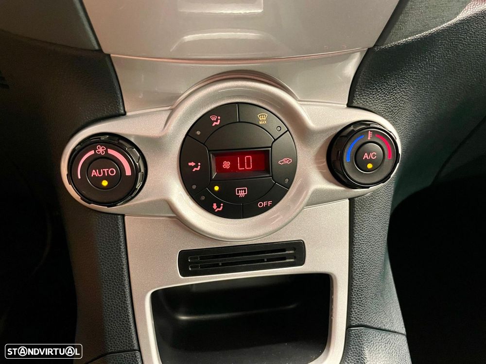 Ford Fiesta 1.4 Titanium Aut. - 24