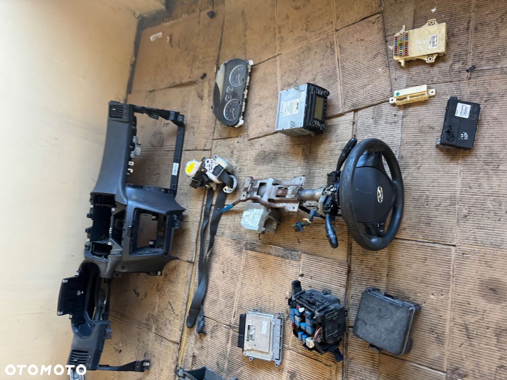 Liczniki hyundai benzyna -94003-2r030 1160113337010 -100zl  Komputer benzyna do benzyny 9030933129c  GFD-844cfs4   39112-2b100 ecu bosch 117.9.8 339  600zl  Wspomaganie elektryczne do hyundaia -1000zl 563002L700 2L56300700 4FDW0808 mpg0002A  31208 2L563-98080 FFDM0808 -100 zł kompletne  Radio  96160-2L200 -200zl  91940-2H130 08396D moduł sterownik zamka  -50zl  91950-2H530  91950-2H530-1008a08008 -100zl  Konsola deska pasy air bag komplet deska rozdzielcza sensor poduszki   -600zl  Panel klimatyzacji -200zl  Skrzynka bezpieczników -100zl  Szybka wysyłka paragon faktura Filtr powietrza do benzyny obudowa filtra powietrza dolot wąż Kolumna kierownicza - 3