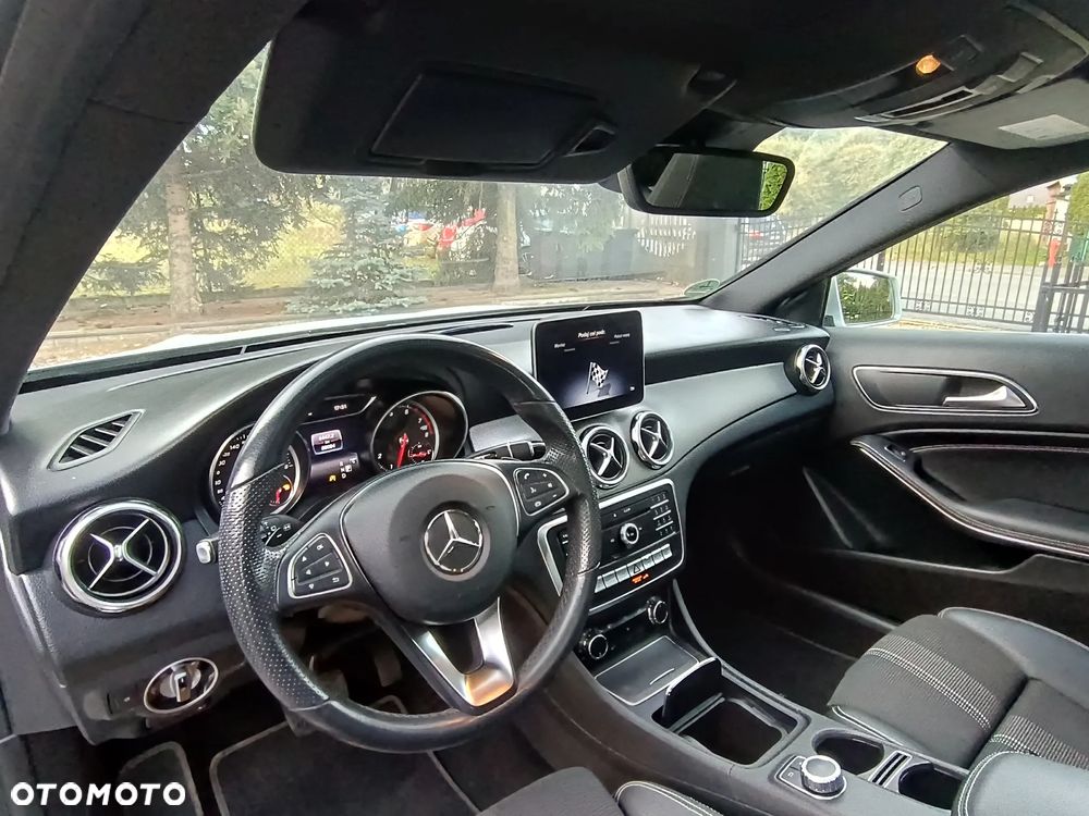 Mercedes-Benz GLA 200 7G-DCT UrbanStyle Edition - 21
