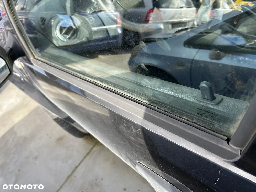 DACIA DUSTER I listwy zgarniające drzwi KOMPLET - 1