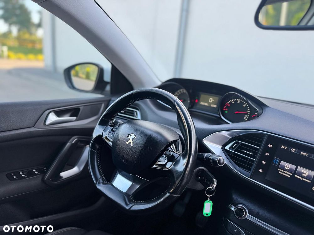 Peugeot 308 1.6 BlueHDi Allure S&S - 28