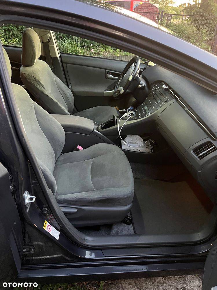Toyota Prius (Hybrid) - 21