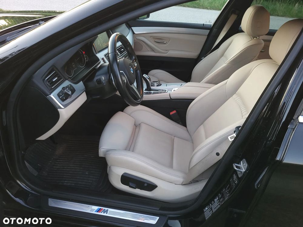 BMW Seria 5 525d xDrive - 28