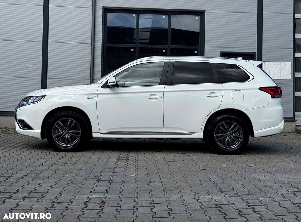 Mitsubishi Outlander 2.4 4WD Plug-In Hybrid Plus - 38
