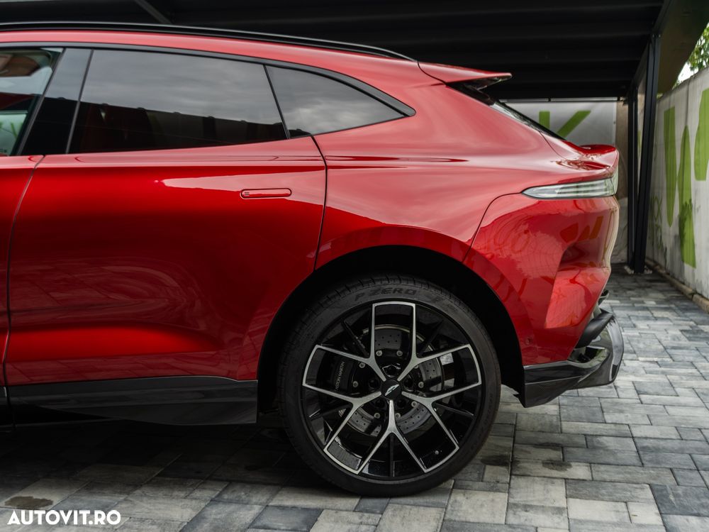 Aston Martin DBX - 8