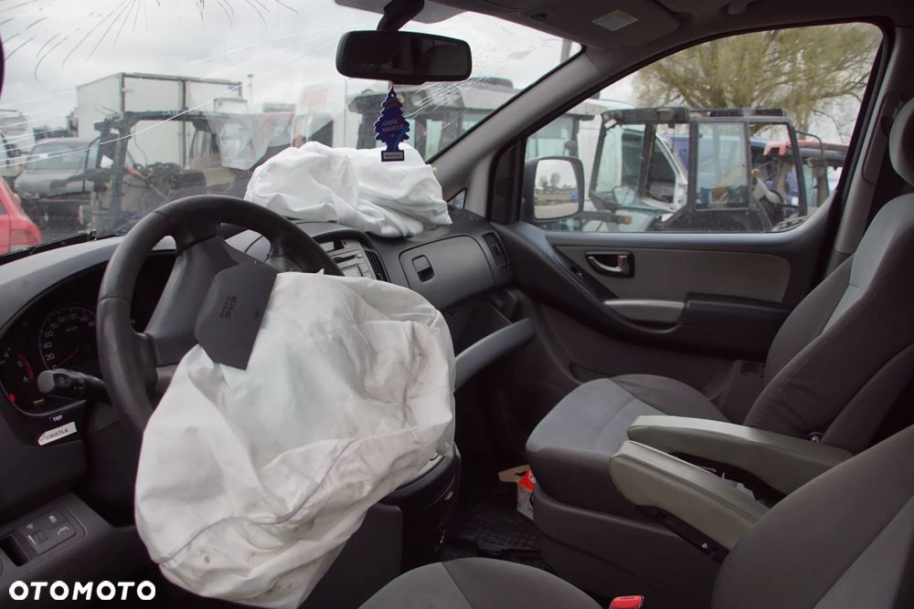 Auto na części - Hyundai H1 II 2.5 CRDI 170 KM D4CB YCQA2 P2S 2012R Silnik Skrzynia Drzwi Maska Błotnik Zderzak Klapa Lusterko Klamka Szyba Deska Kokpit Sterownik Moduł Czujnik Licznik Panel Kierownica - 11