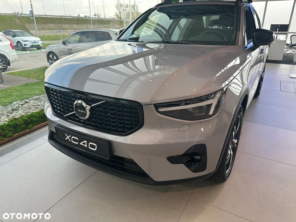 Volvo XC 40 B3 Plus Dark - 2