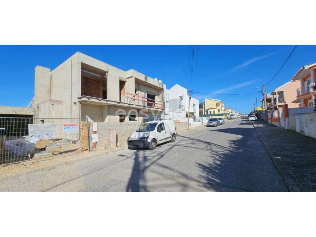 Moradia T3+1 em Corroios com Vista Deslumbrante e Piscina - Grande imagem: 2/16