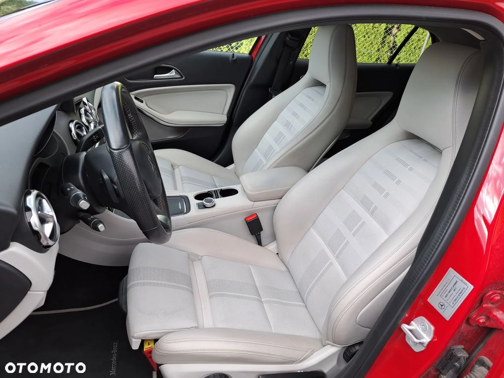 Mercedes-Benz GLA 180 d 7G-DCT Urban - 14