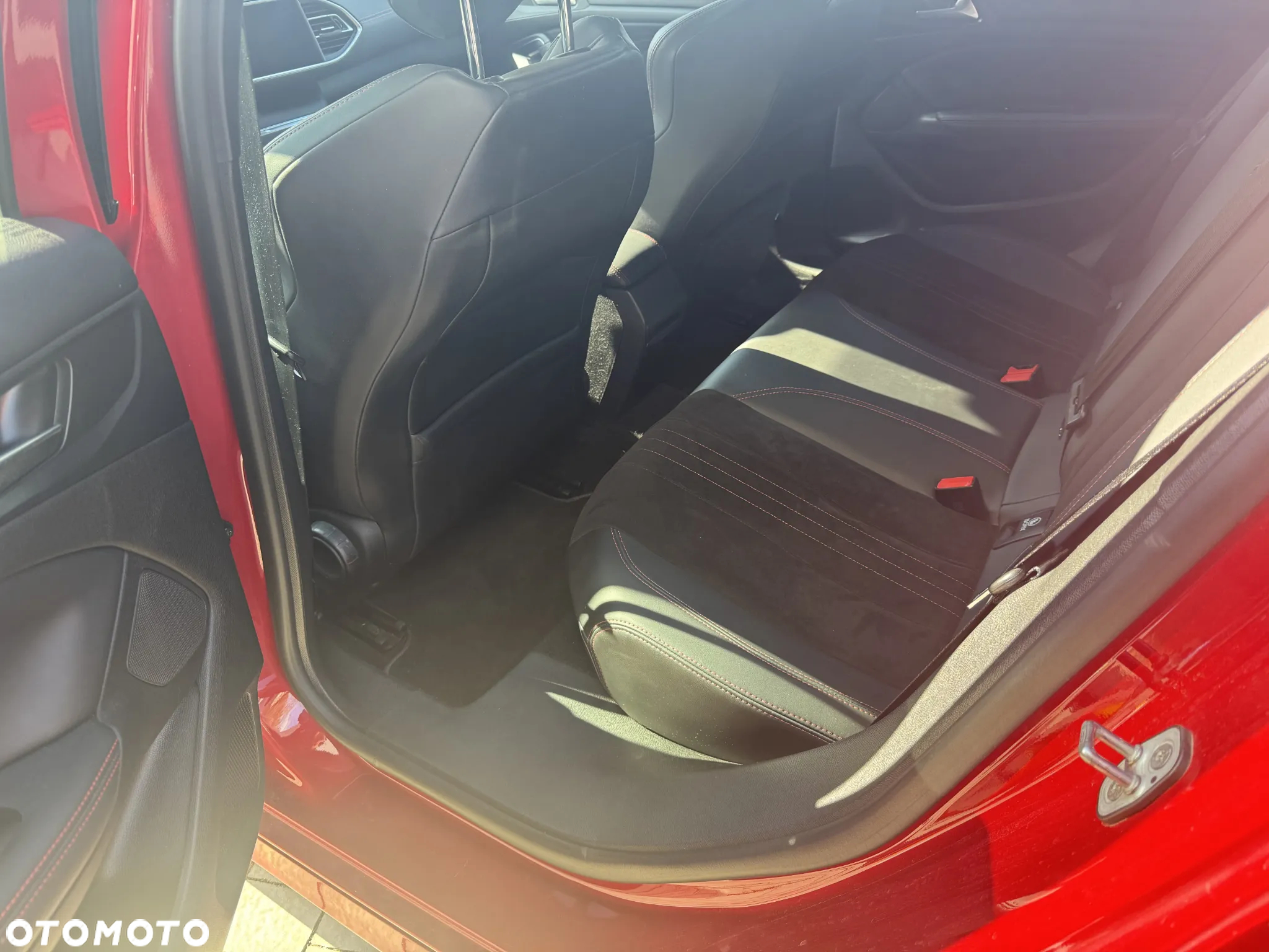 Peugeot 308 1.6 e-THP GTi by Sport S&S - 17