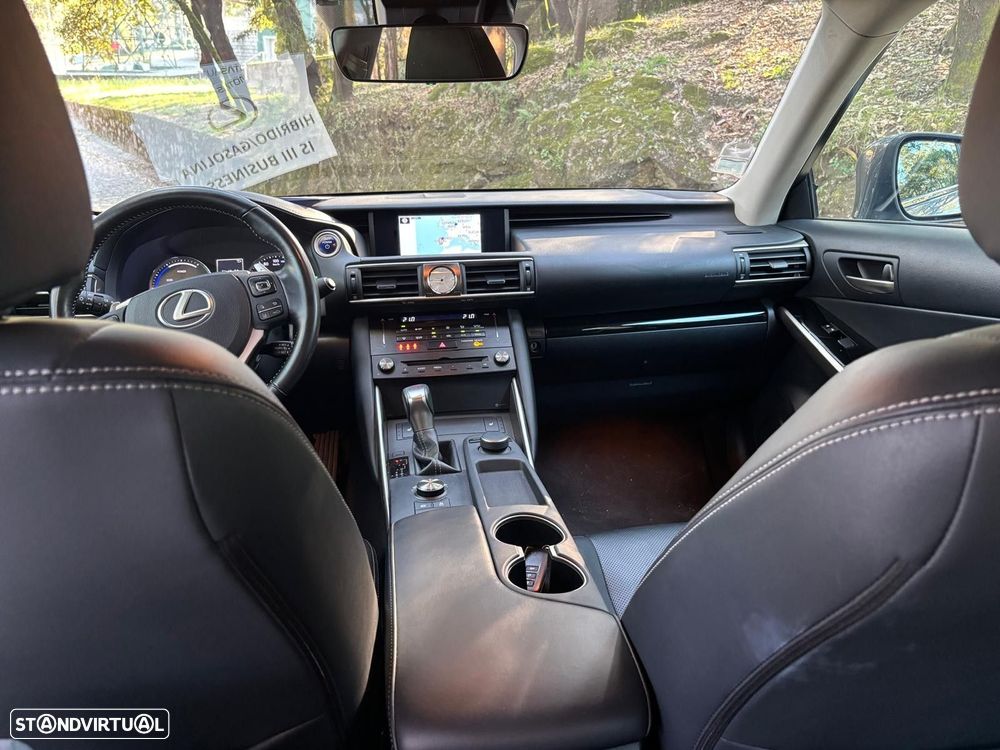 Lexus IS 300H - 16