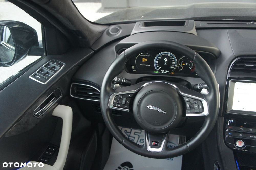 Jaguar F-Pace - 10