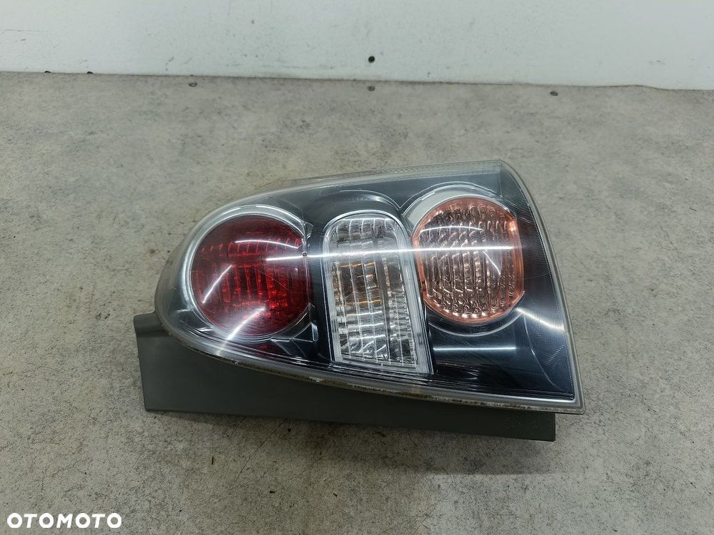 LAMPA TYLNA PRAWA TOYOTA COROLLA VERSO II FARBA - 12
