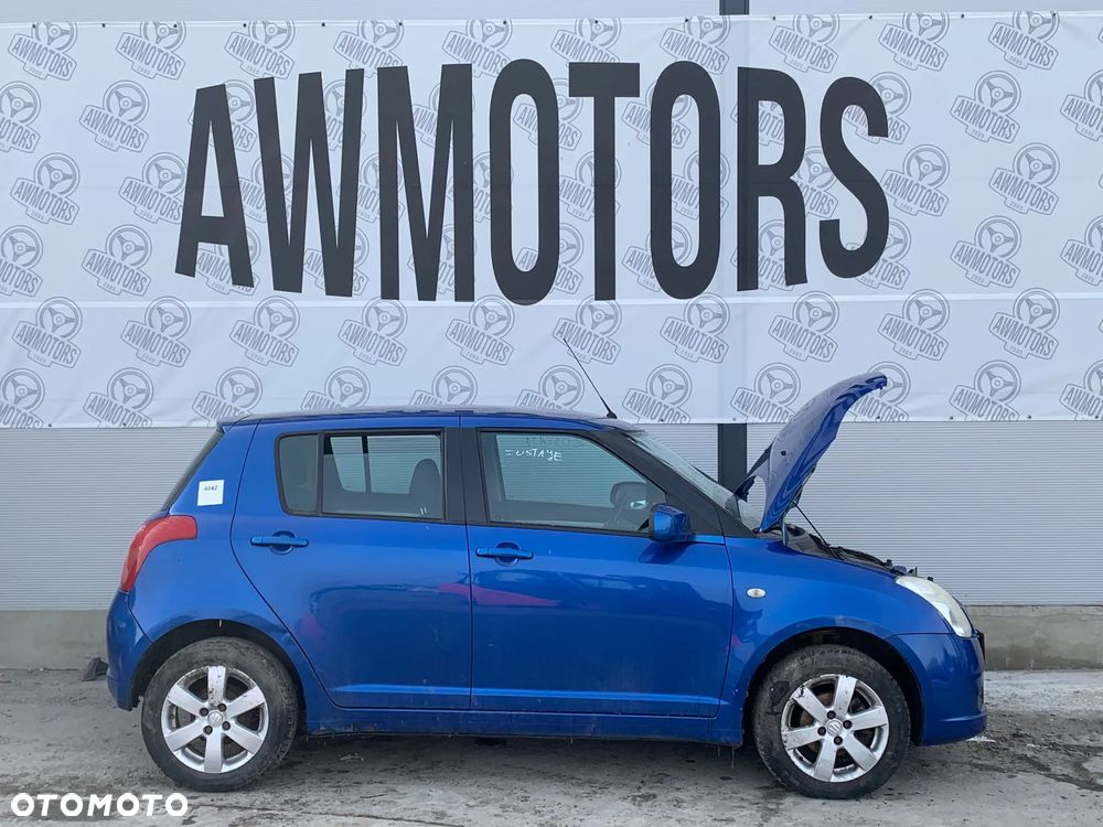 SUZUKI SWIFT 2005 *SAMOCHÓD NA CZĘŚCI* 4042 MASKA, LAMPA, DRZWI, LUSTERKO, ZDERZAK, GRILL, BŁOTNIK, KLAPA, BELKA, DESKA, FOTELE, KANAPA, ĆWIARTKA KIEROWNICA, TARCZE, ZACISKI, ZAWIESZENIE, KOMPLETNY PRZÓD, KOMPLETNY TYŁ, LICZNIK, ZEGARY, PRAWE LEWE PRZÓD TYŁ - 3