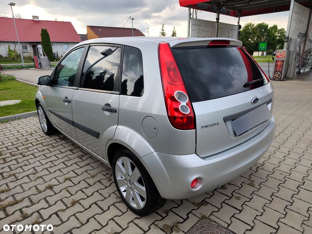 Ford Fiesta 1.3 Ambiente - 2