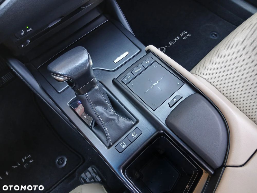 Lexus ES 300h Business Edition - 16